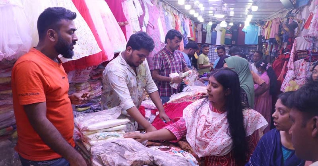 ছুটির দিনে জমজমাট ইদের কেনাকাটা