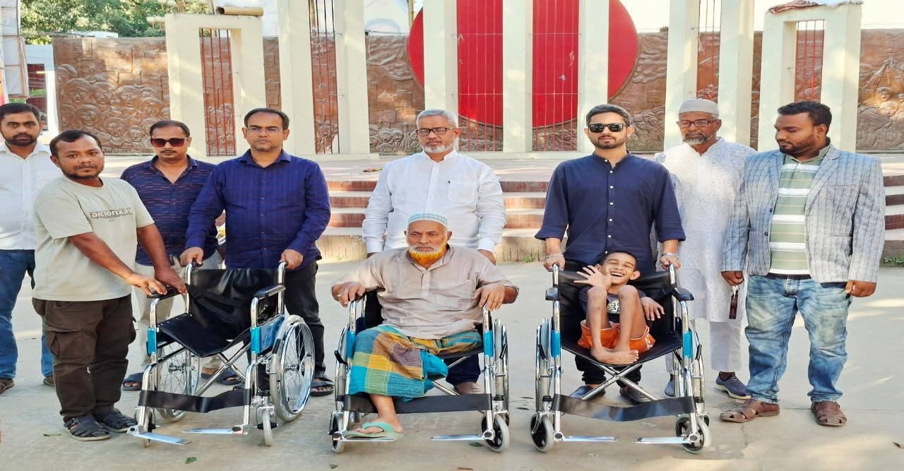 টাঙ্গাইলে প্রতিবন্ধী প্রবীণ ও শিশুদের মধ্যে হুইল চেয়ার বিতরণ