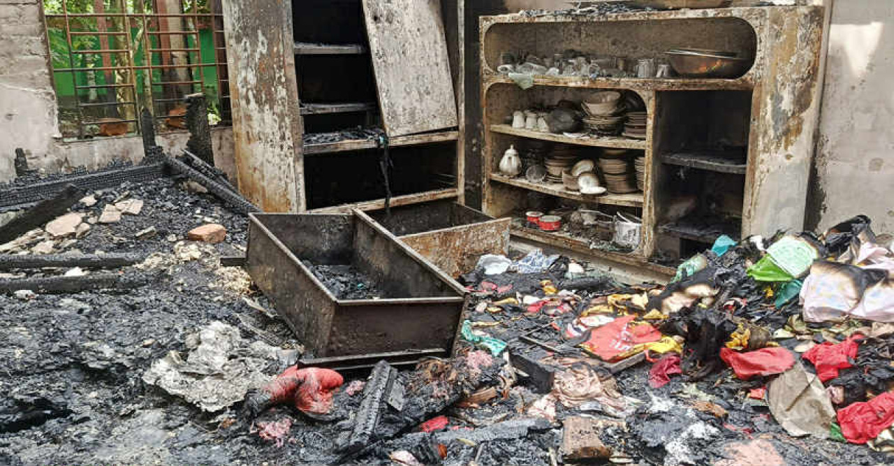তিতাসের জিয়ারকান্দিতে মনির চেয়ারম্যানের বাড়িতে অগ্নিসংযোগ ও ভাংচুর
