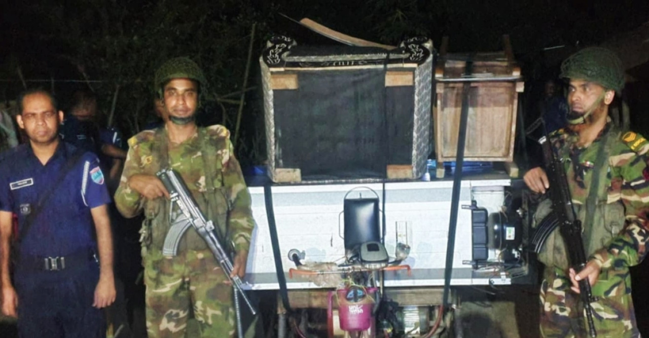 নড়াইলে হত্যাকাণ্ডের জের ধরে প্রতিপক্ষের বাড়ি থেকে লুট হওয়া মালামাল উদ্ধার করলো সেনাবাহিনী