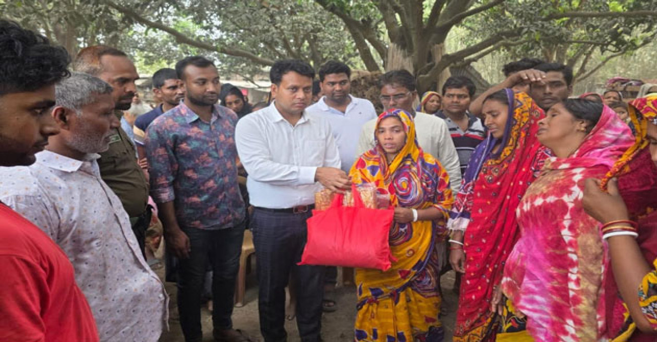 শিবগঞ্জে আগুনে ক্ষতিগ্রস্ত সনাতন পরিবার পেলো খাদ্য ও অর্থ সহায়তা