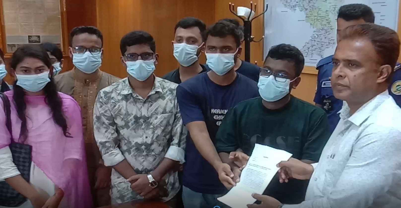 প্রধান উপদেষ্টার কাছে টেক্সটাইল ইঞ্জিনিয়ারিং শিক্ষার্থীদের স্মারকলিপি