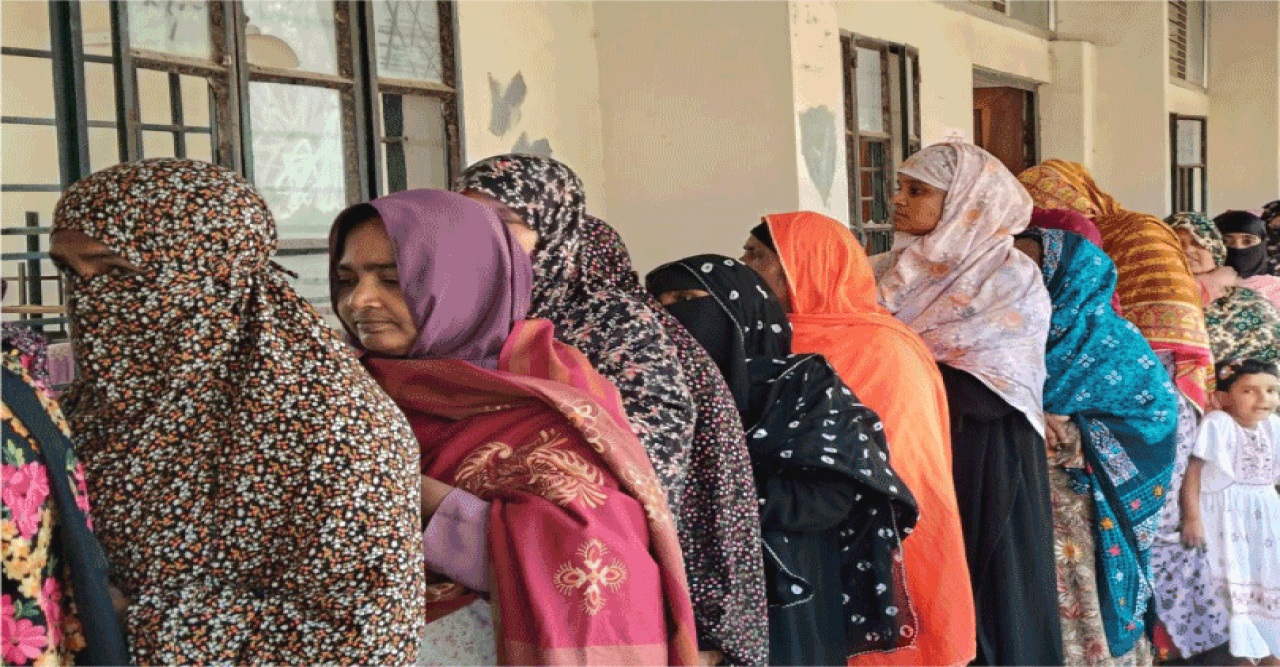 শীতের সকালে ভোট দিতে নারী ভোটারদের দীর্ঘ সারি