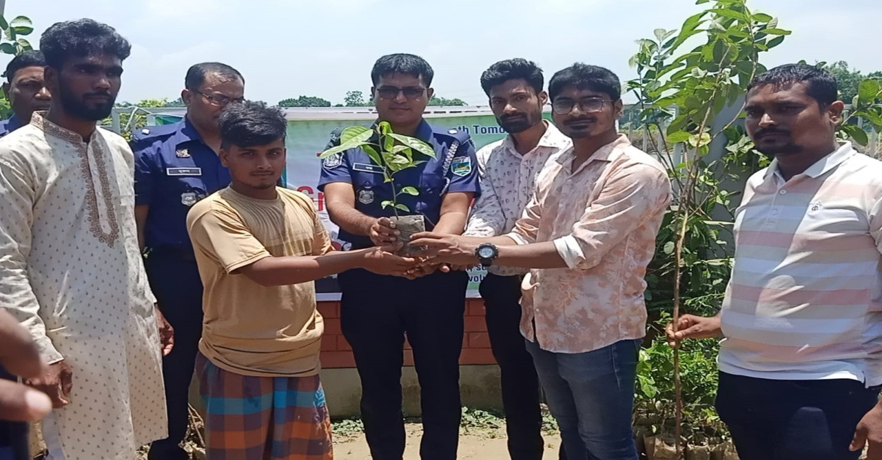 প্রত্যন্ত গ্রামের শিক্ষার্থী ও কৃষক-শ্রমিকদের  বৃক্ষ উপহার দিল ব্রাইট লাইফ ভলান্টিয়ার্স