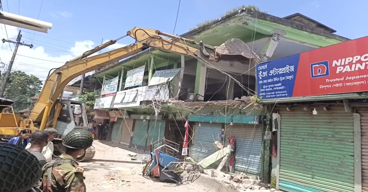 নোয়াখালীর সেনবাগে খালের উপর অবৈধ দখল উচ্ছেদ অভিযান