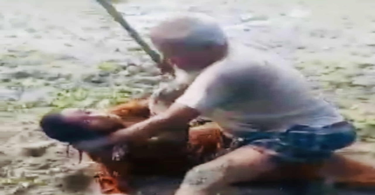 নওগাঁর রাণীনগরে প্রকাশ্যো রেশমা নামে এক প্রতিবন্ধী নারীকে পেটানোর ভিডিও ভাইরাল