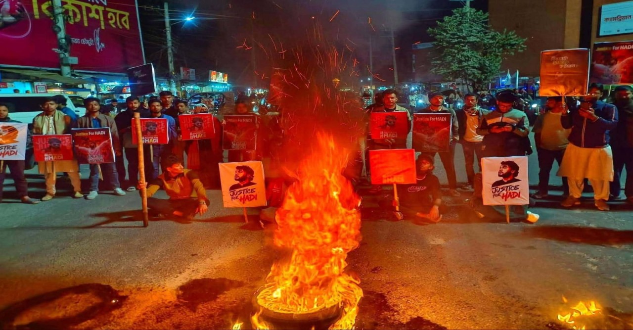 টায়ার জ্বালিয়ে রাবি শিক্ষার্থীদের দফায় দফায় বিক্ষোভ ও মহাসড়ক অবরোধ