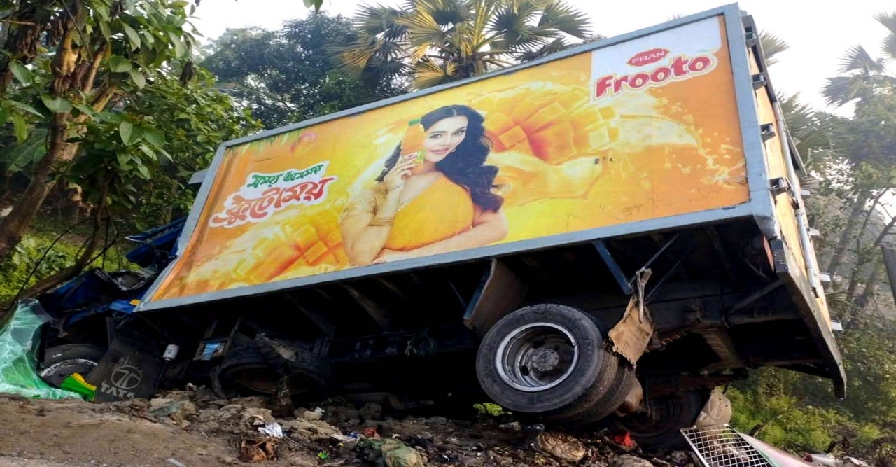 কালীগঞ্জে সড়ক দুর্ঘটনায় নিহত ১ ও আহত ৪