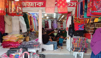 ঈদ বাজার  বেনাপোলে দর্জি কারিগরদের ব্যস্ততা, ছিট কাপড়ের দোকানে ভীড়