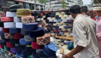 বেনাপোলে ঈদ বাজারে আতর টুপি জায়নামাজ কেনার ব্যস্ততা
