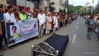 রাজশাহীতে মেয়েকে উত্ত্যক্তের প্রতিবাদ করা নি’হত বাবার লা’শ নিয়ে বিক্ষো’ভ