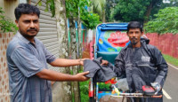 বরিশালে রিক্সা চালকদের মাঝে ছাত্রনেতা মাসুম'র রেইনকোর্ট বিতরণ
