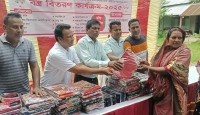 বাগমারায় পিছিয়ে পড়া জনগোষ্ঠীর মাঝে সমাজসেবক সমরেশের বস্ত্র বিতরণ