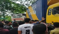 বেনাপোলে বাস তল্লাশি নিয়ে ড্রাইভারকে মারধর : সড়ক অবরোধ