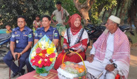 ৭৫ বছর বয়সে ডিগ্রি পাস, সাদেক আলীর বাড়িতে ফুল নিয়ে হাজির পুলিশ