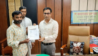 বাগমারায় সড়ক দুর্ঘটনায় ফকরুলের ও মা হারা শিশুর পরিবারের পাশে-ইউএনও মাহবুবুল